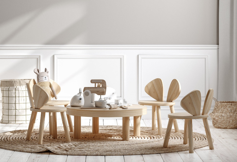 Image of a minimalistic boho-chic childrens room with a wooden table and chairs